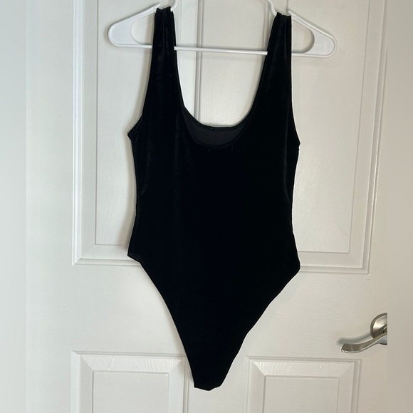 Black Velvet Scoop Neck Tank Top Bodysuit Size Medium (0309) - Picture 3 of 7